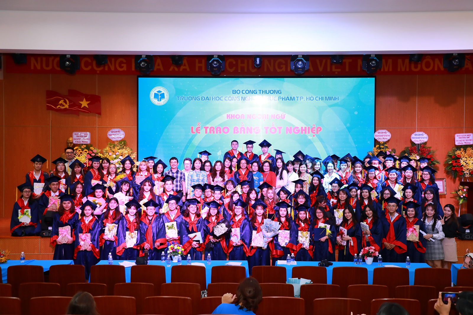 Khoa Ngoại ngữ tổ chức lễ trao bằng tốt nghiệp 2021