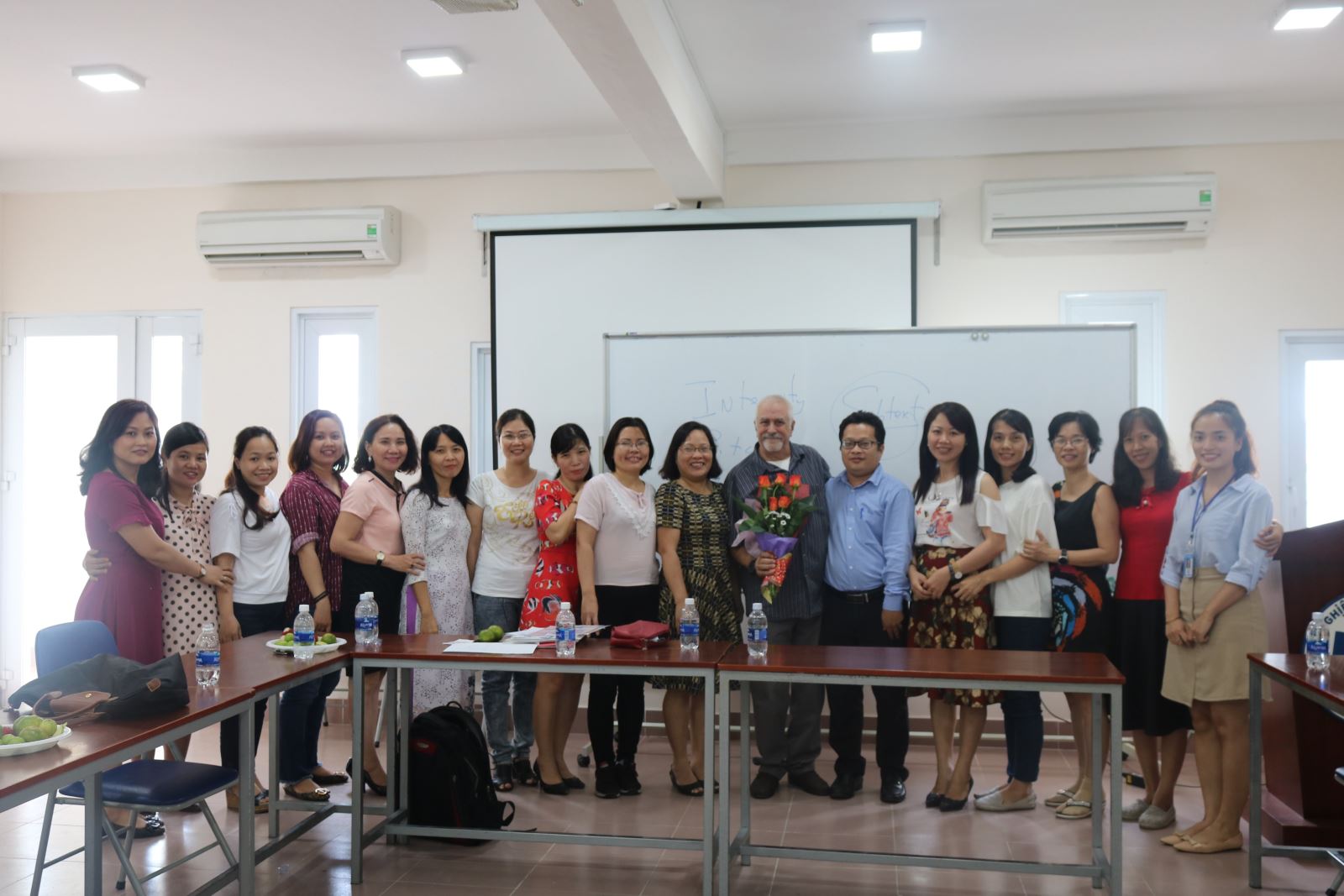 Khoa Ngoại ngữ triển khai nhiệm vụ năm học và tập huấn chuyên môn nghiệp vụ